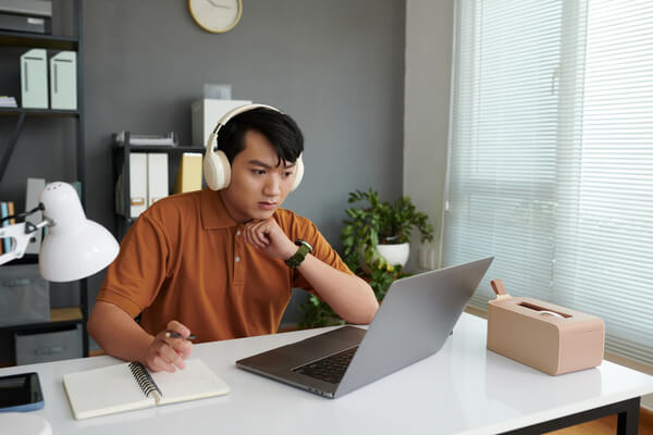 Student leert financiële vaardigheden op een laptop